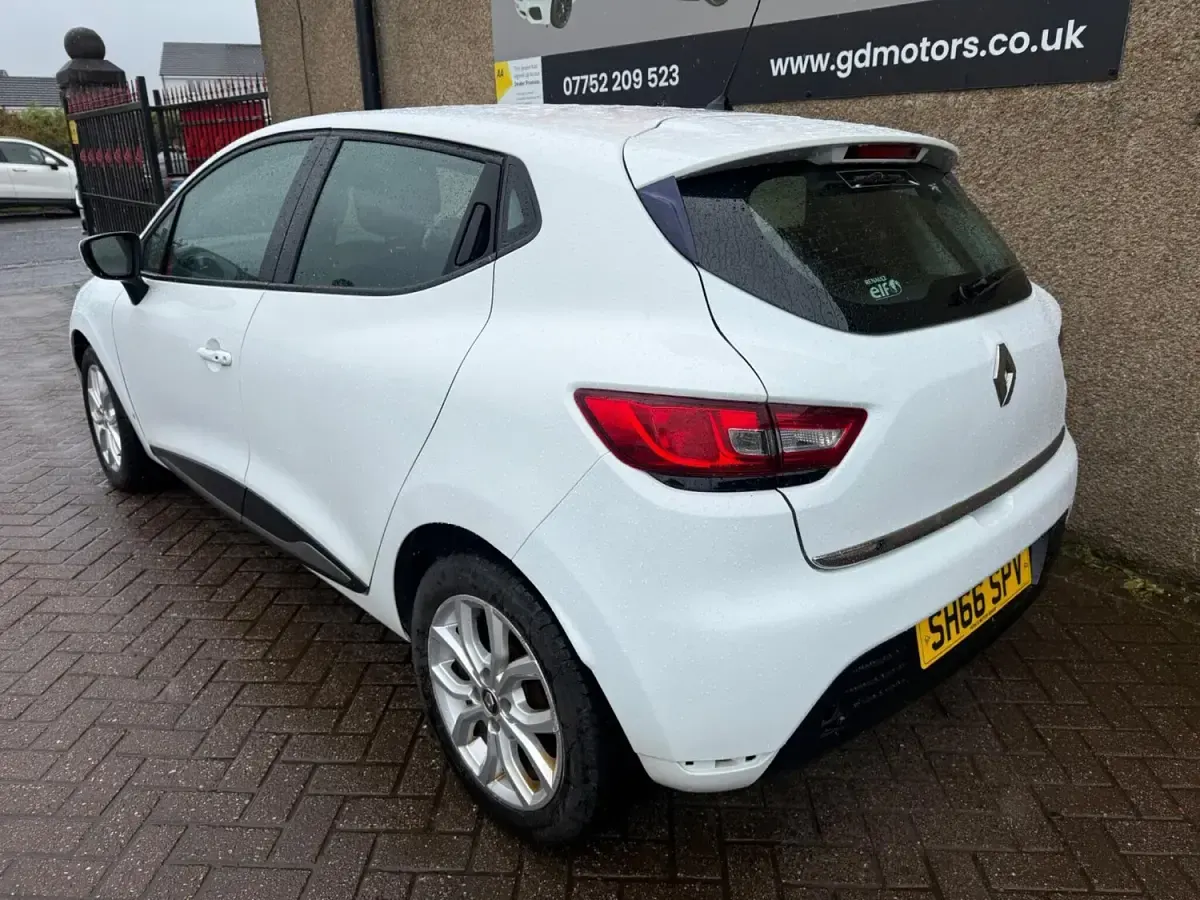 Used Renault Clio Dynamique 75 HP (55 kW) 2016 White Hatchback