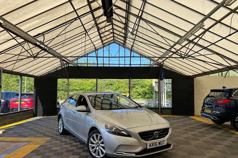 Usado Volvo V40 SE Lux 190 HP (139 kW) 2016 Prateado Citadino