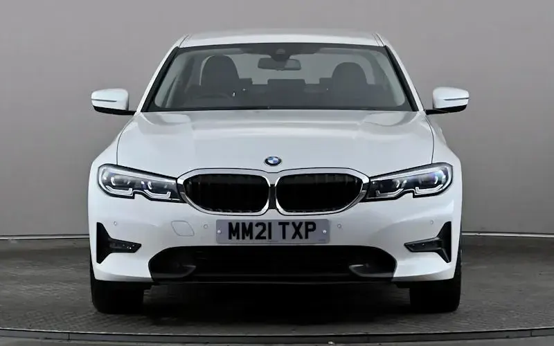 Used BMW 318 Sport Line 156 HP (114 kW) 2021 White Sedan