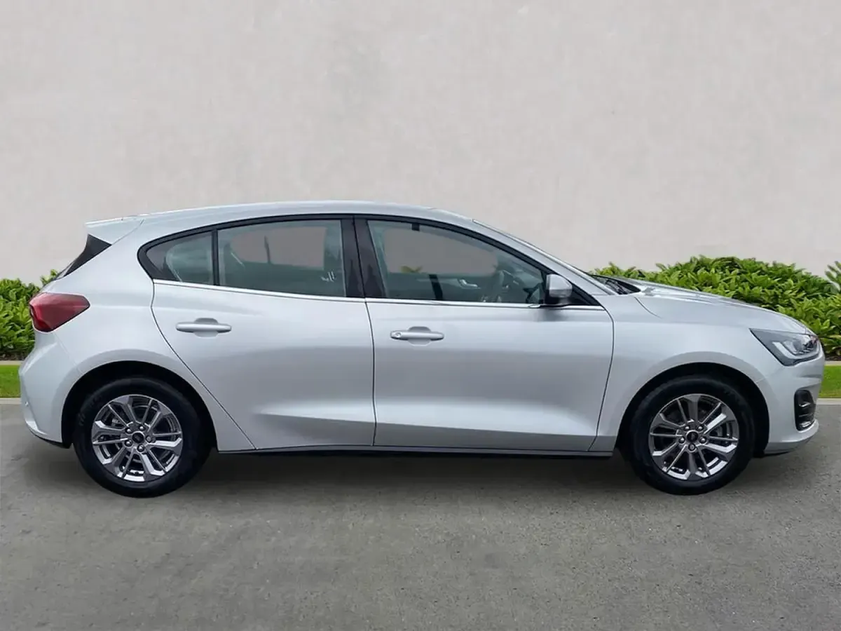 Begagnad Ford Focus Titanium 155 HK (114 kW) 2024 Silver Halvkombi