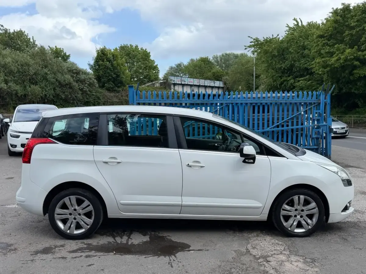 Second-hand Peugeot 5008 Active 115 CP (84 kW) 2014 Alb Monovolum