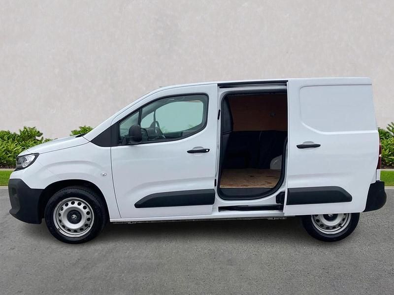 Used Vauxhall Combo S 100 HP (73 kW) 2024 White MPV