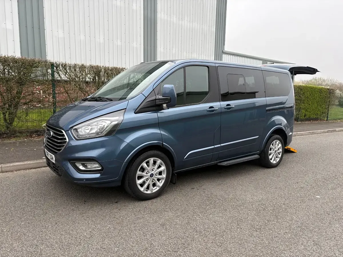 Used Ford Tourneo Titanium 130 HP (95 kW) 2022 Blue MPV