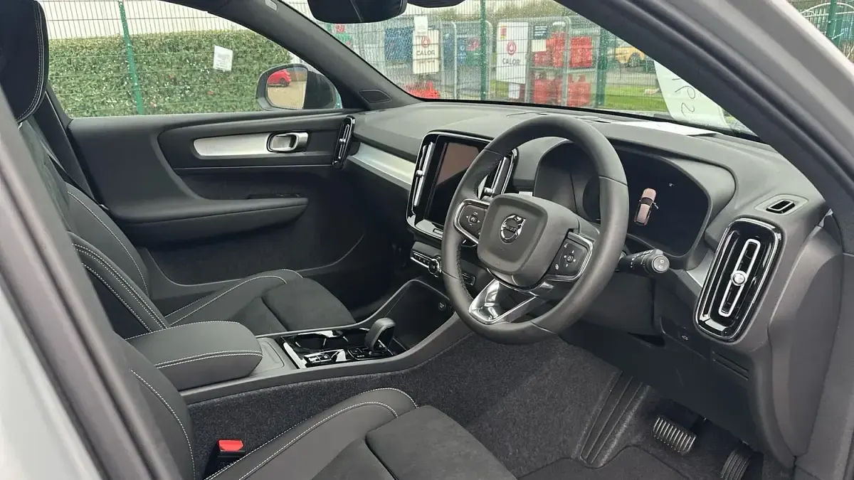 Used Volvo XC40 Plus 161 HP (118 kW) 2026 Grey SUV