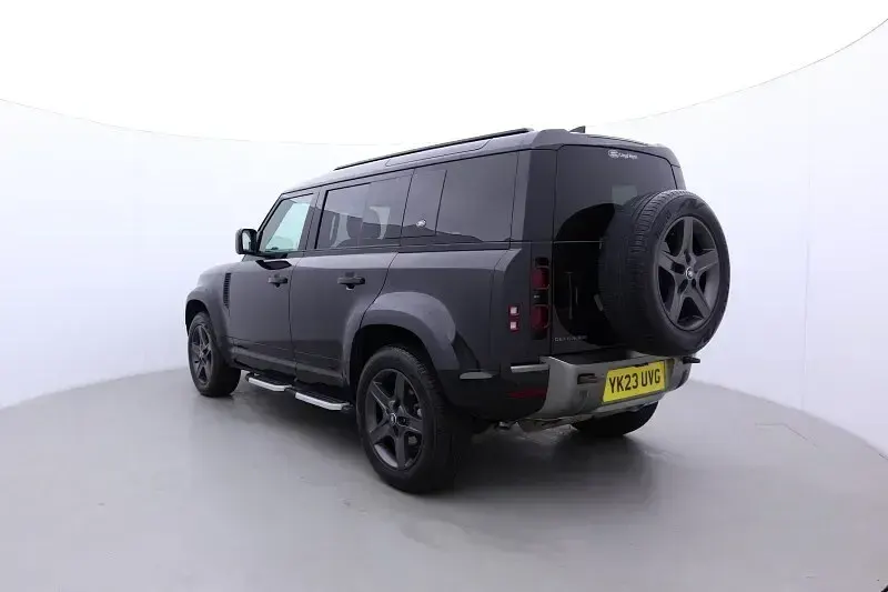 Käytetty Land Rover Defender SE Dynamic 245 HP (180 kW) 2023 Musta Katumaasturi