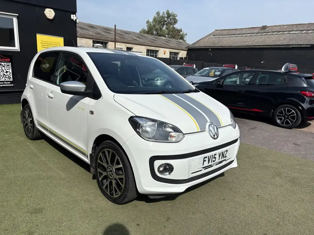 Used VW up! 75 HP (55 kW) 2015 White Hatchback
