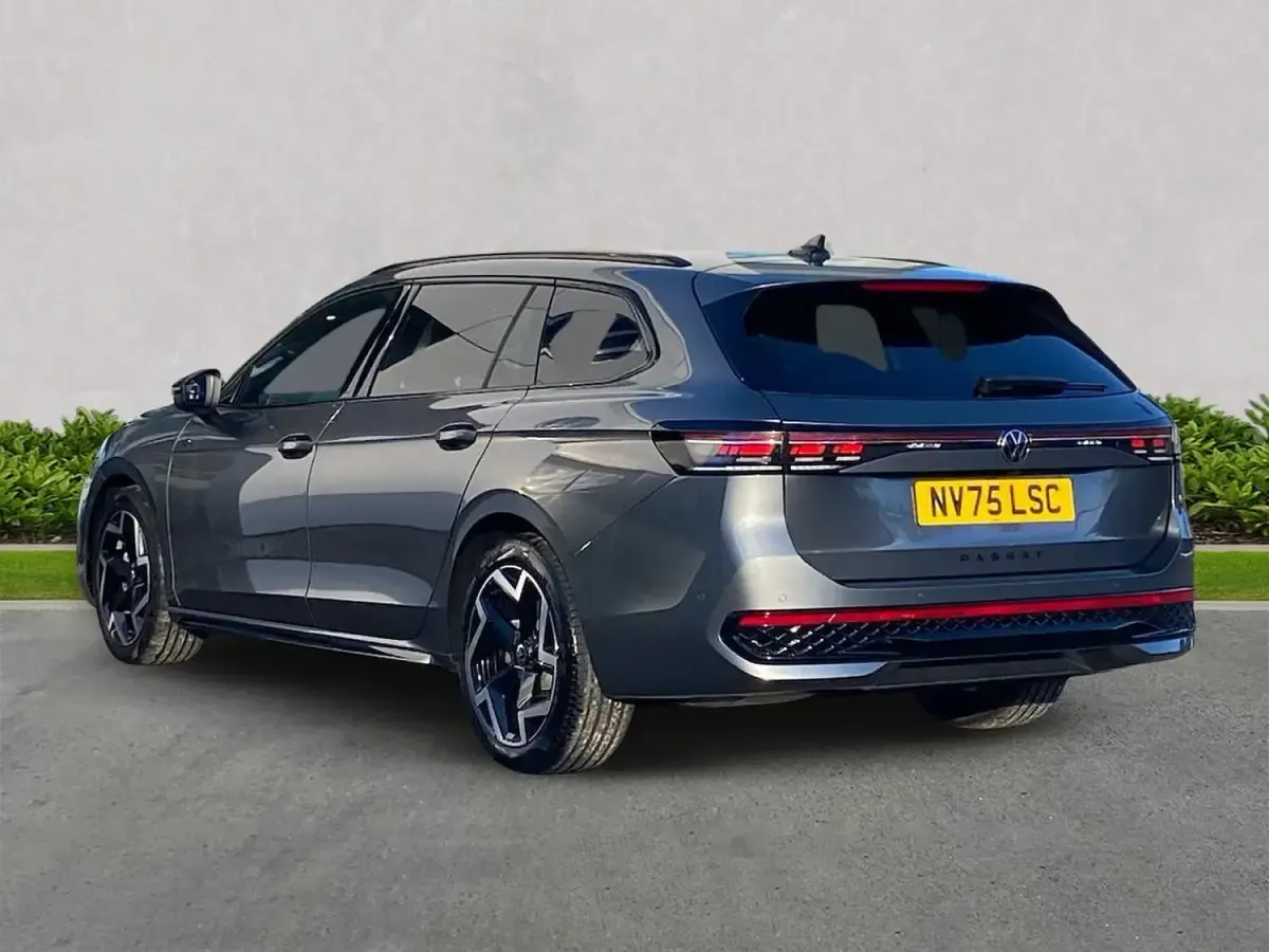 Usado VW Passat R-line 150 HP (110 kW) 2025 Cinzento Carrinha