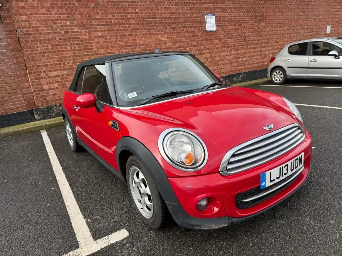 Usado Mini Cooper Cabriolet 122 HP (89 kW) 2013 Vermelho Cabrios