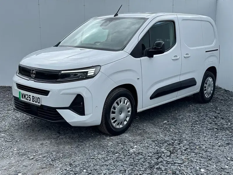 Used Vauxhall Combo 100 kW (136 HP) 2025 White MPV
