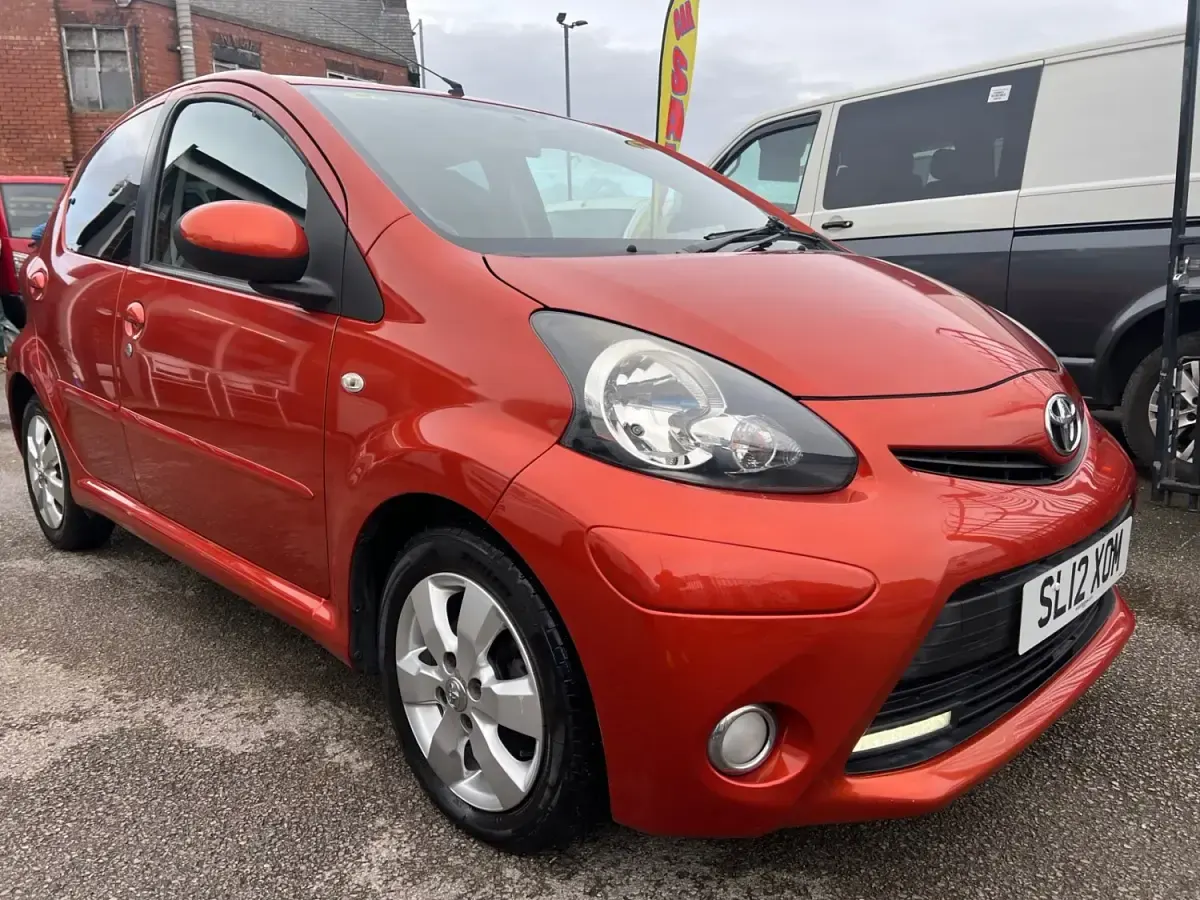 Usado Toyota Aygo 68 HP (50 kW) 2012 Vermelho Citadino