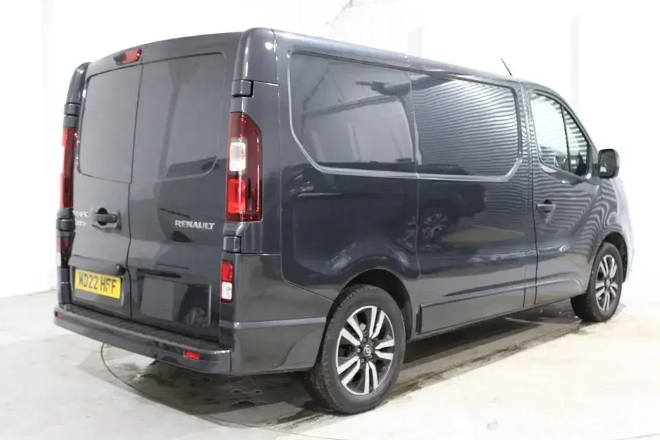 Usado Renault Trafic 150 HP (110 kW) 2022 Cinzento