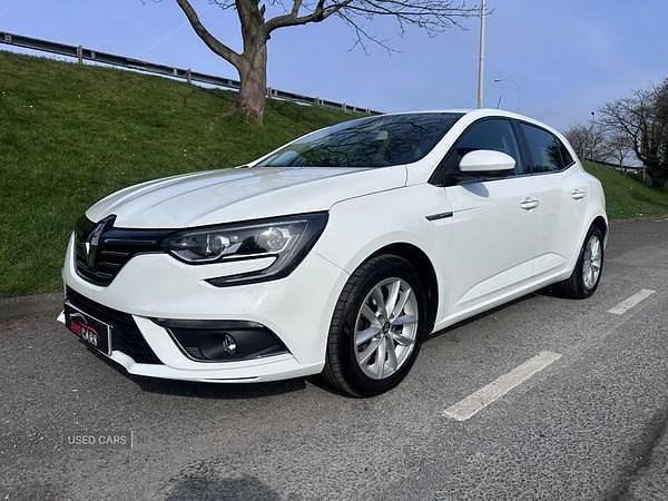 Used Renault Mégane IV Dynamique 110 HP (80 kW) 2018 White Hatchback