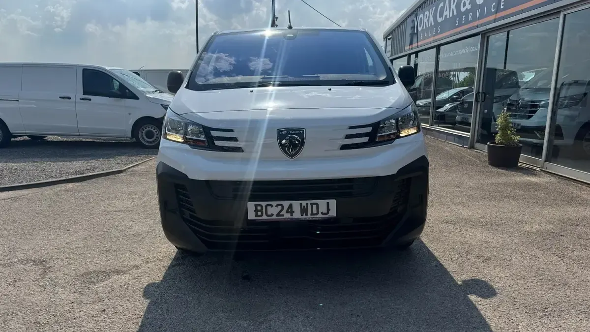 Used Peugeot e-Expert 100 kW (136 HP) 2024 White Van