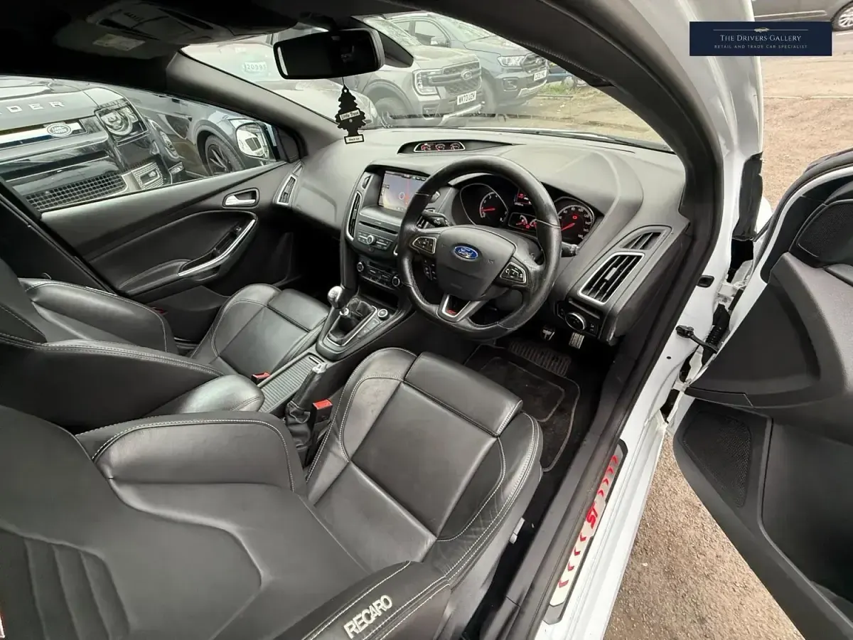 Used Ford Focus ST 250 HP (183 kW) 2016 White Hatchback