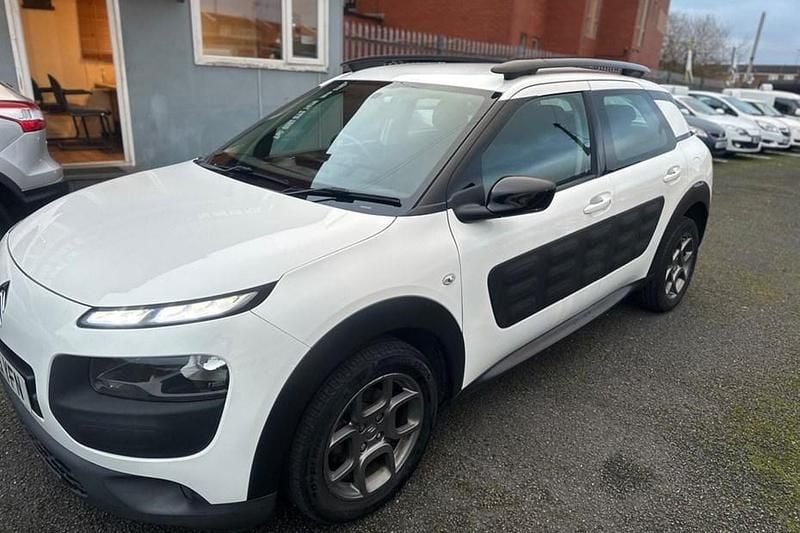 Used Citroën C4 Cactus Feel 100 HP (73 kW) 2015 White Hatchback