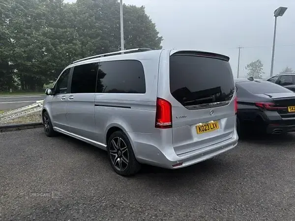 Usado Mercedes V220 AMG line 163 HP (119 kW) 2023 Prateado Monovolume