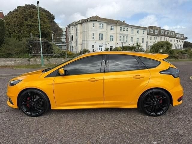 Used Ford Focus ST 185 HP (136 kW) 2017 Yellow Hatchback