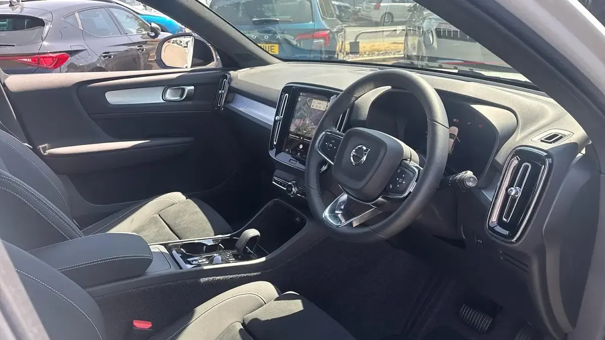 New Volvo XC40 Plus 2026 White SUV