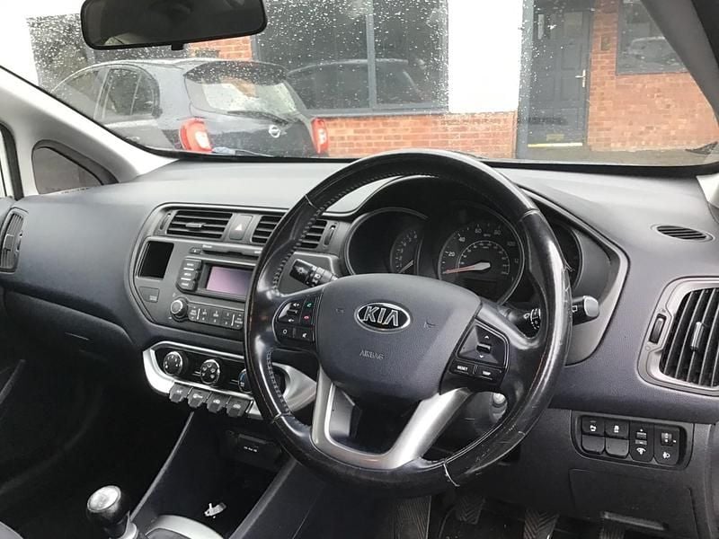 Used Kia Rio 2014 White Hatchback