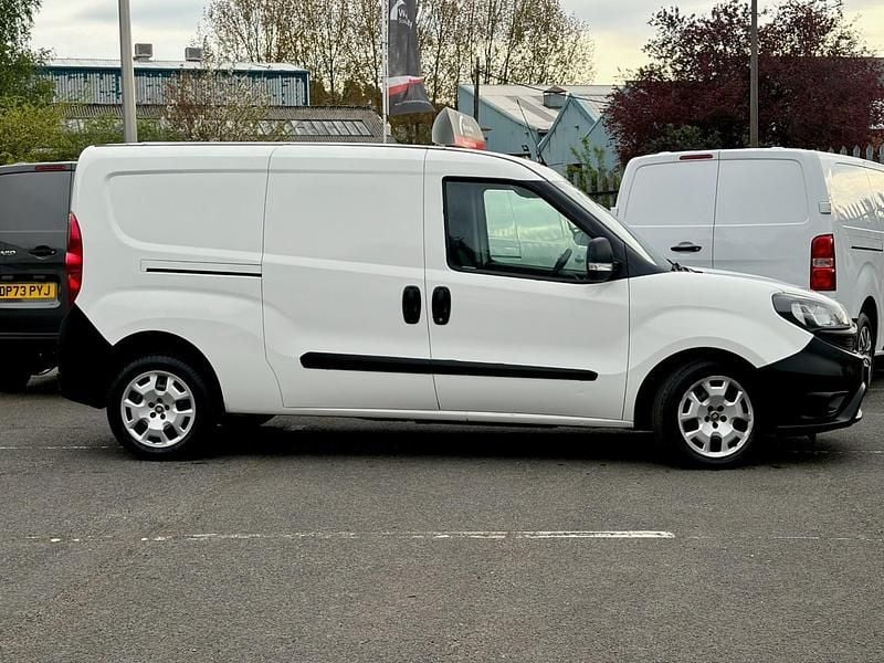 Begagnad Fiat Doblò 2021 Vit Minibuss