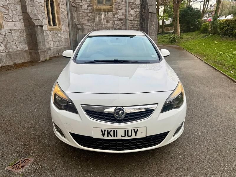 Used Vauxhall Astra SRi 180 HP (132 kW) 2011 White Hatchback