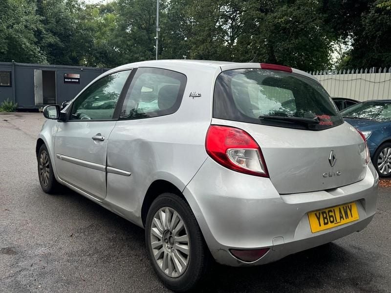 Used Renault Clio IV 75 HP (55 kW) 2012 Silver Hatchback