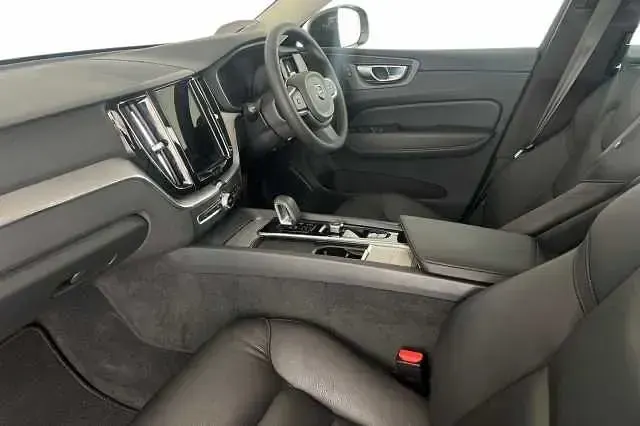 Used Volvo XC60 Core 250 HP (183 kW) 2022 Grey SUV