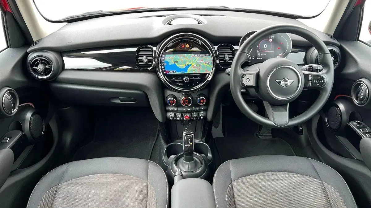 Usado Mini Cooper Classic 134 CV (98 kW) 2023 Rojo Utilitario