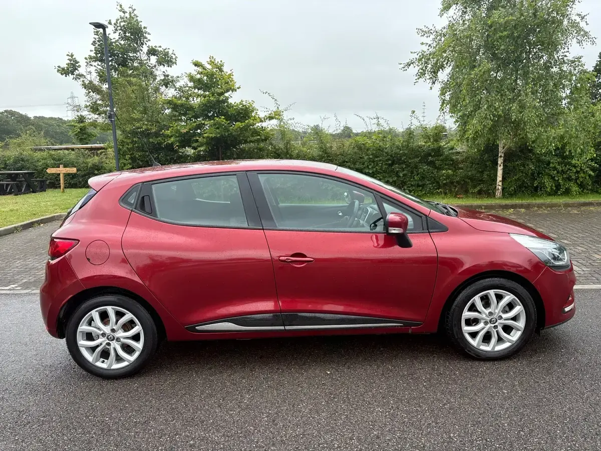 Used Renault Clio Dynamique 90 HP (66 kW) 2017 Red Hatchback