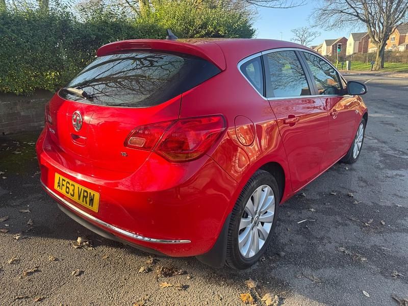 Used Vauxhall Astra 115 HP (84 kW) 2013 Red Hatchback