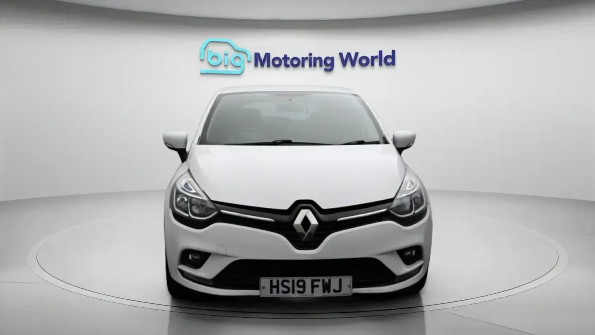 Used Renault Clio Iconic 90 HP (66 kW) 2019 White Hatchback