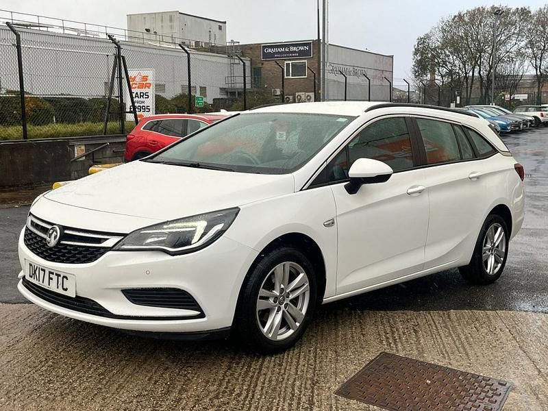 Used Vauxhall Astra Design Edition 2017 White Estate