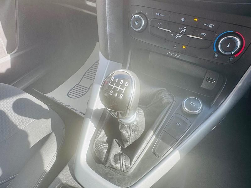 Usado Ford Focus Zetec 115 HP (84 kW) 2015 Prateado Citadino
