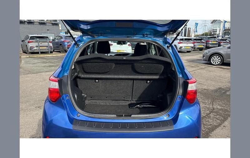 Used Toyota Yaris Hybrid 101 HP (74 kW) 2018 Blue Hatchback