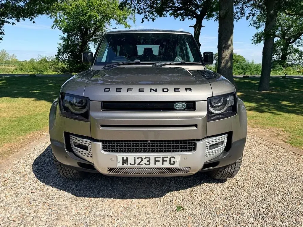 Used Land Rover Defender HSE 250 HP (183 kW) 2023 Silver SUV
