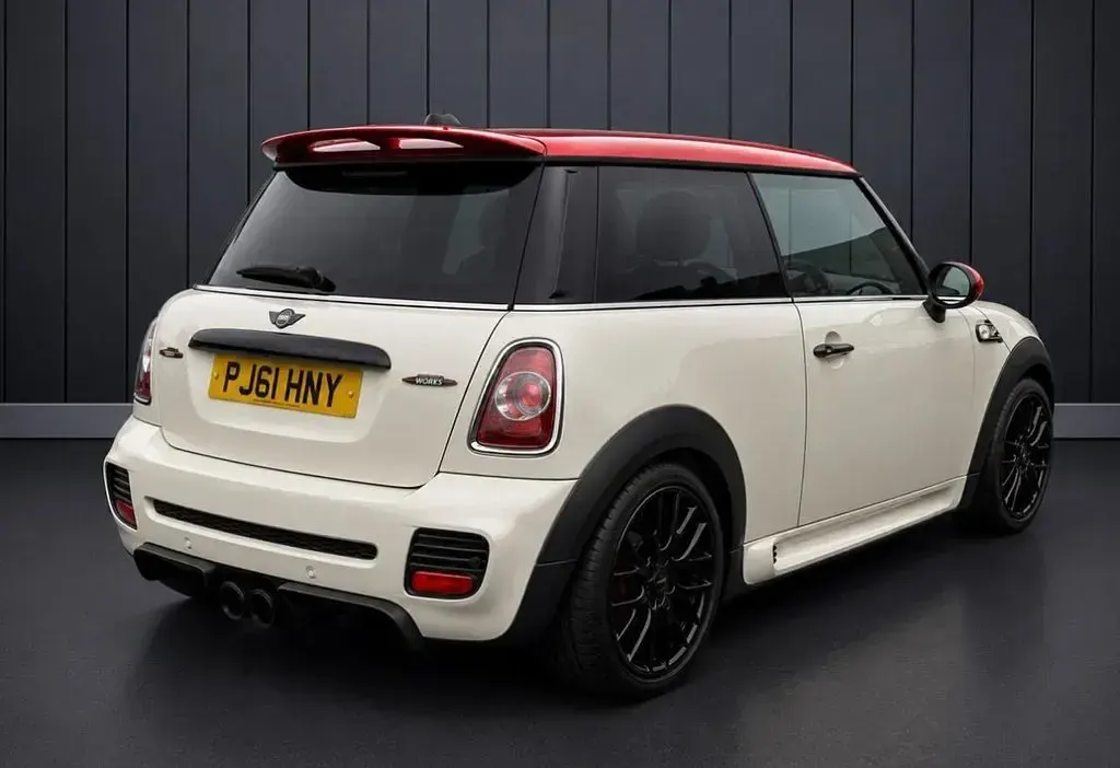 Used Mini John Cooper Works Hatch 211 HP (155 kW) 2011 White Hatchback