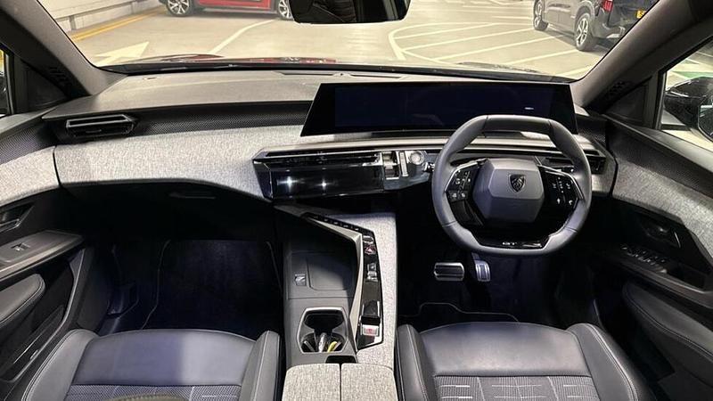 Second-hand Peugeot e-3008 GT 152 kW (207 CP) 2025 Negru SUV