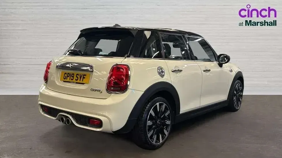 Used Mini Cooper S Comfort 192 HP (141 kW) 2019 White Hatchback