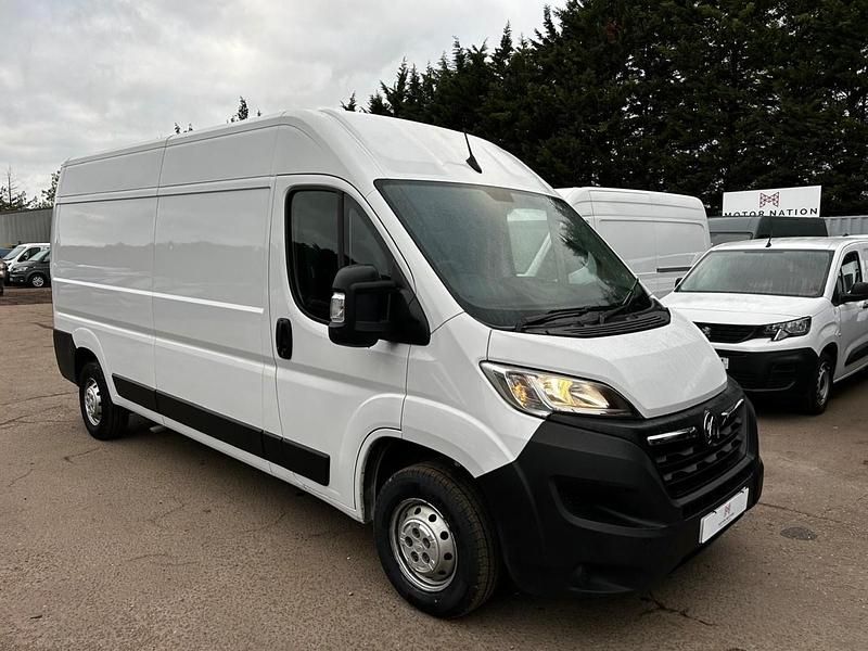 Used Vauxhall Movano S 140 HP (102 kW) 2023 White MPV