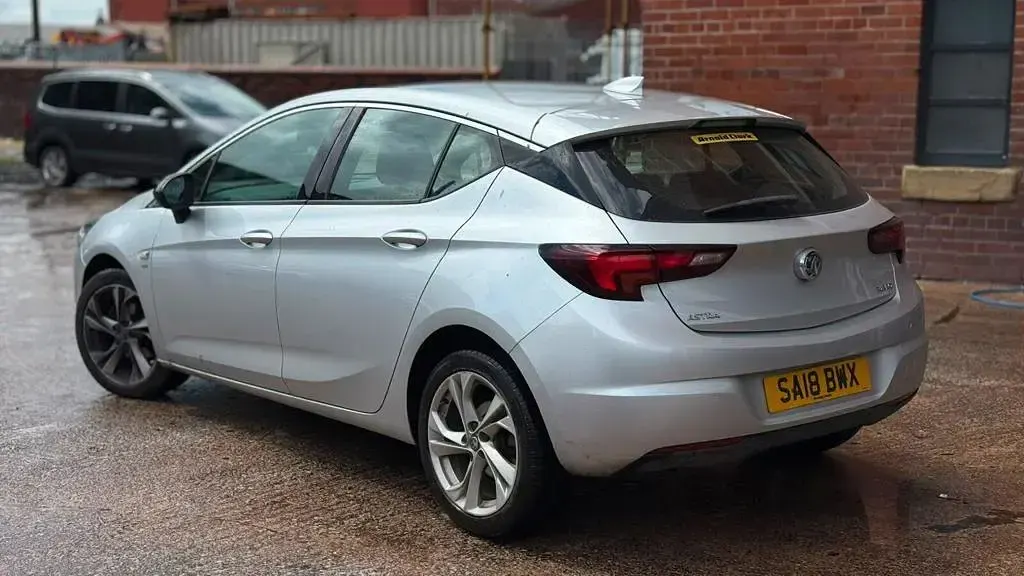 Used Vauxhall Astra SRi 150 HP (110 kW) 2018 Silver Hatchback