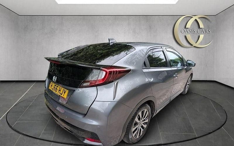Begagnad Honda Civic SR 120 HK (88 kW) 2016 Silver Halvkombi