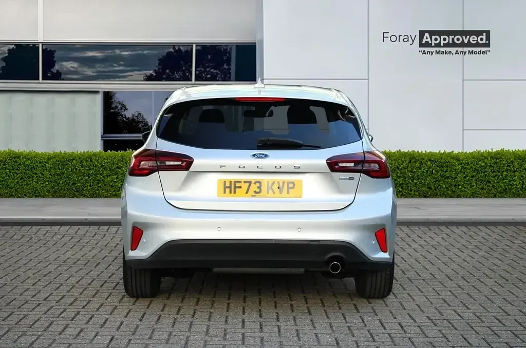 Begagnad Ford Focus Titanium 2024 Silver Halvkombi