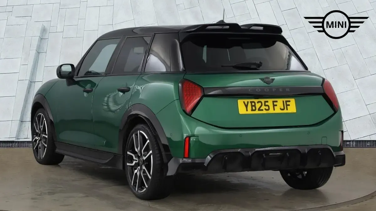 Usado Mini Cooper Hatch 113 kW (154 CV) 2025 Verde Utilitario