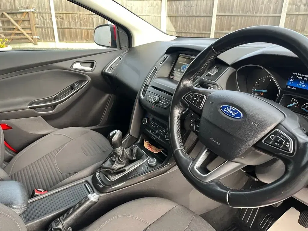 Used Ford Focus Titanium 100 HP (73 kW) 2015 Red Hatchback