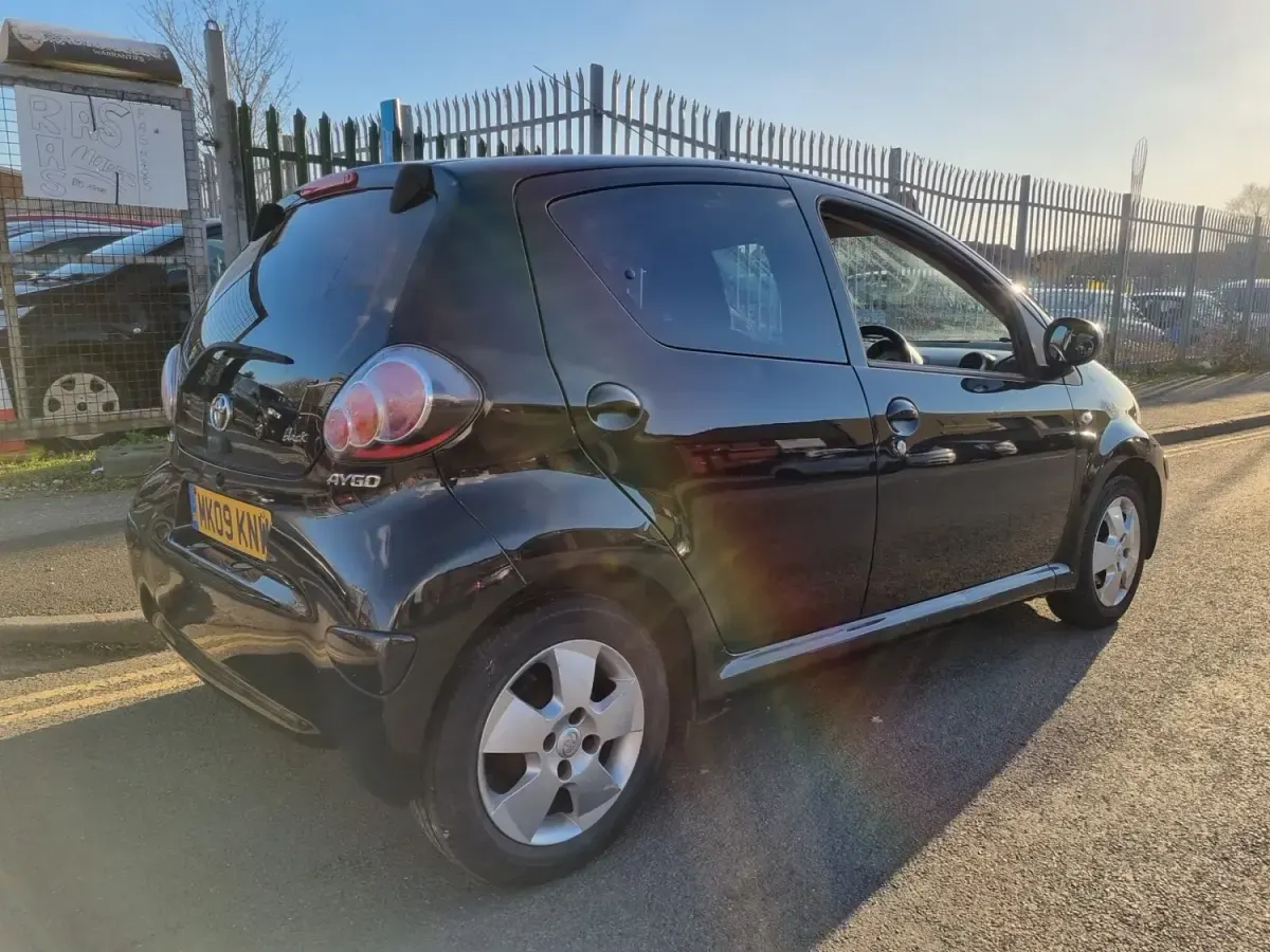 Second-hand Toyota Aygo 67 CP (49 kW) 2009 Negru Hatchback