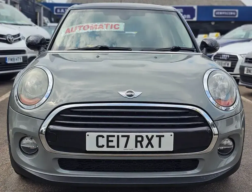 Usado Mini Cooper Hatch 136 CV (100 kW) 2017 Gris Utilitario