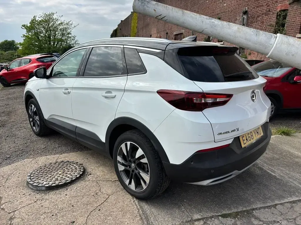 Used Vauxhall Grandland X Sport 130 HP (95 kW) 2018 White SUV