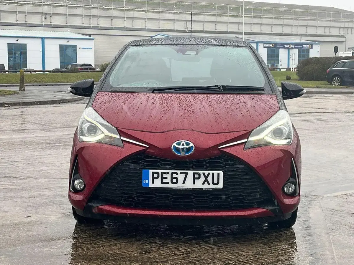 Used Toyota Yaris 100 HP (73 kW) 2017 Red Hatchback