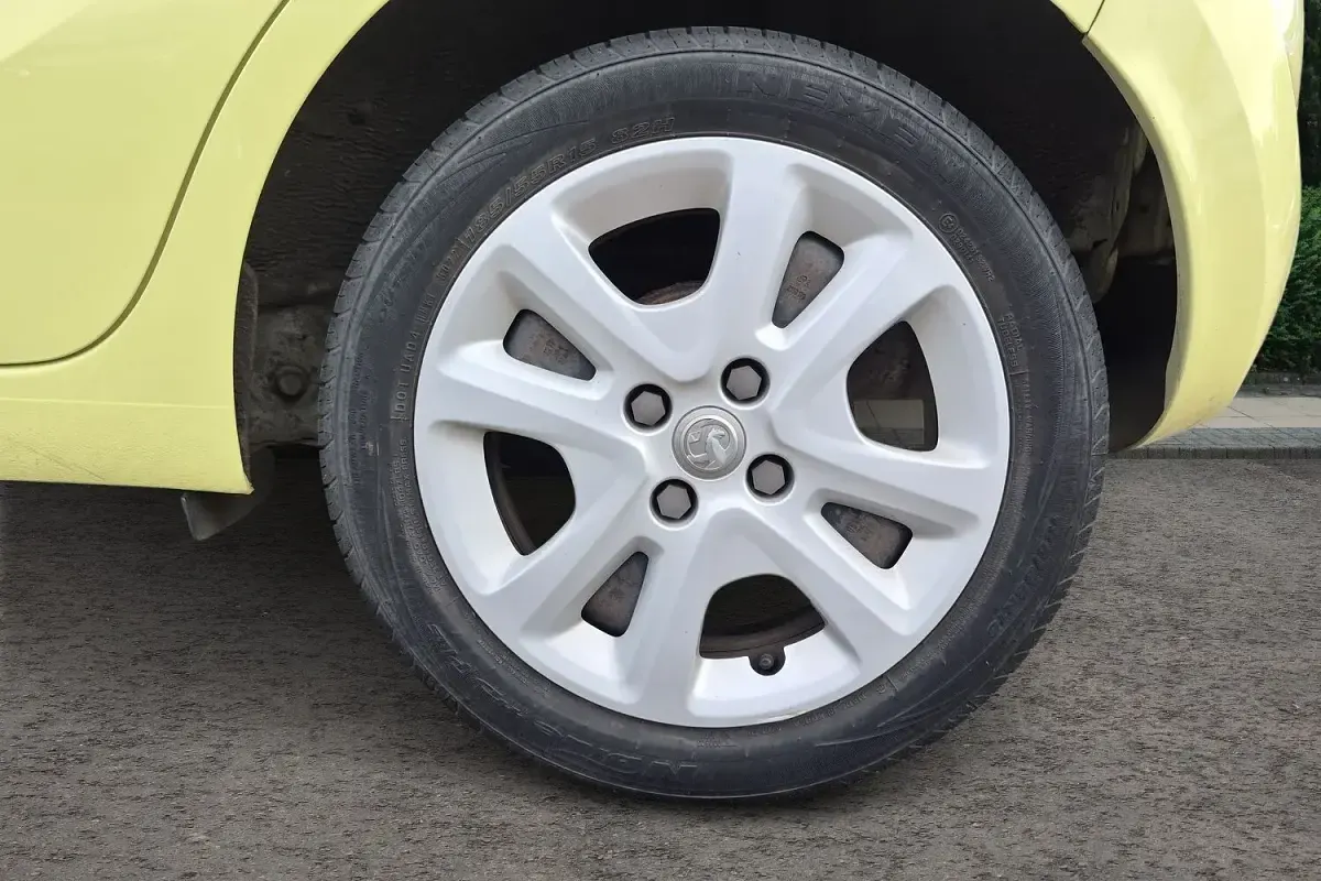 Used Vauxhall Viva 75 HP (55 kW) 2018 Green Hatchback