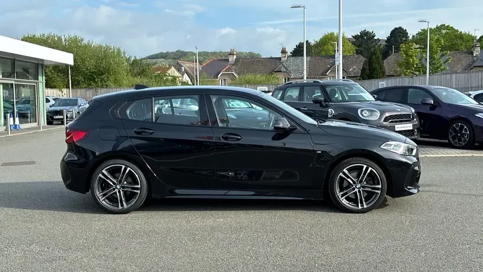 Usado BMW 118 M Sport 134 CV (98 kW) 2021 Negro Utilitario